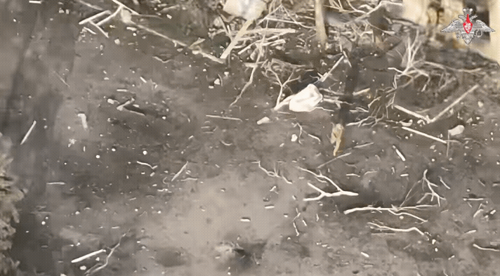 俄国国防部发布一段视频！两名乌军飞手刚回收一架无人机，就遭到一枚精确导弹命中！在