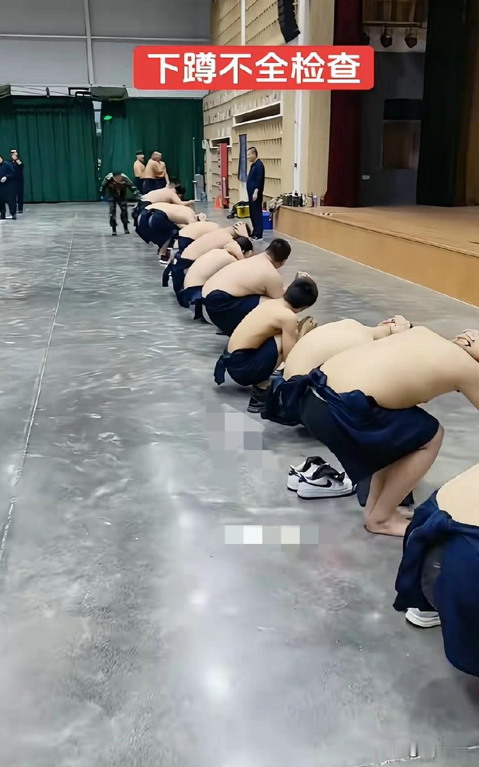 下蹲不全检查，这种大白条是要招入军中吗？到部队不到半年，大部分胖子都变瘦了！不