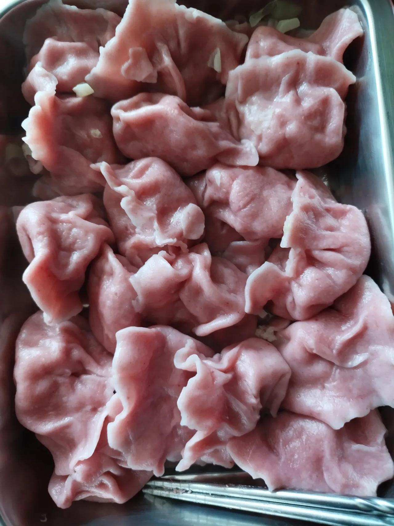 老伴儿包的饺子端上桌吓我一跳。怎么这面皮是红色的呢？有想知道这面粉为什么
