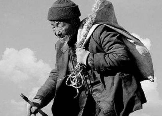 1973年，一位拾荒老人捡到了一根重达七斤的铁棍，熔炼后卖出了1.2万元的高价，