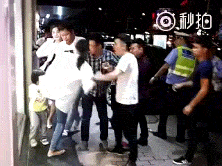 7,大人们打架干嘛牵扯到小孩子,踹倒孩子被摔的满脸是血