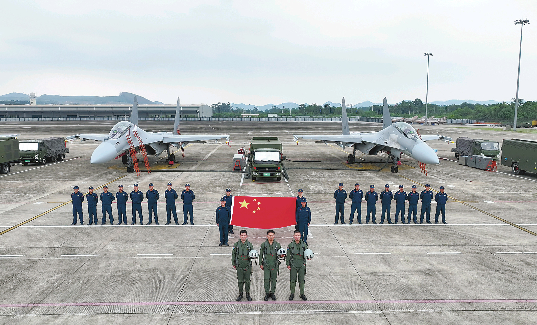 南空某旅战备值班分队在战位上祝福祖国该部歼-16熟悉，不远处歼-7出镜烽