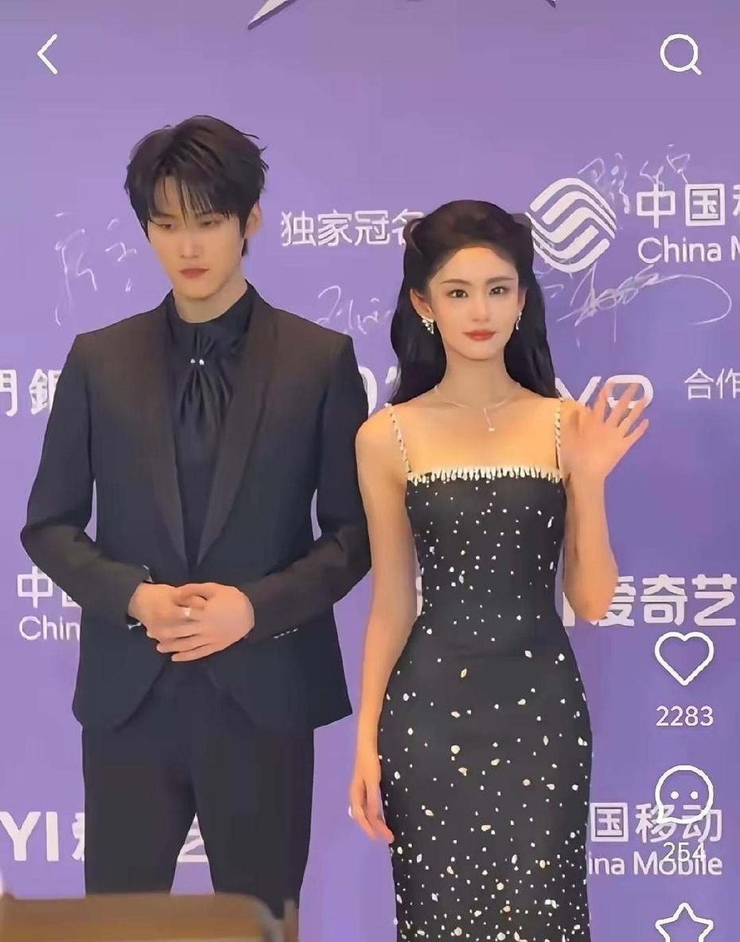 没资本就别进娱乐圈，瞅瞅赵晴。尖叫之夜上她和周柯宇一起出席，男俊女靓，赵晴愈发好