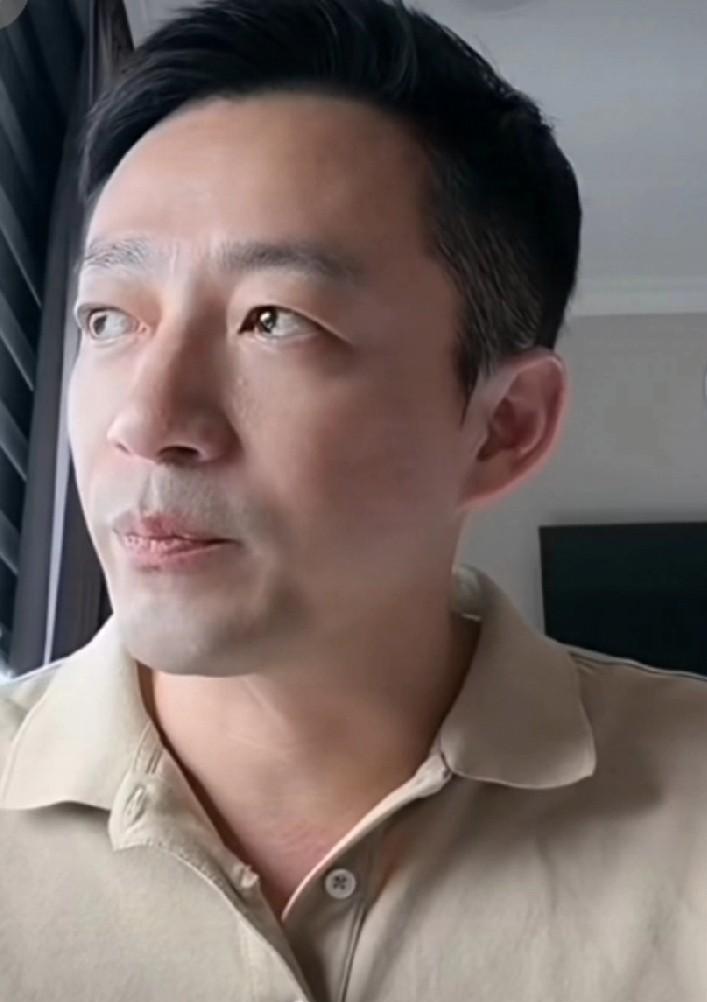 病房里开直播，汪小菲一句话把网友问懵了：你老婆刚生完，你在这带货？他对着镜头苦