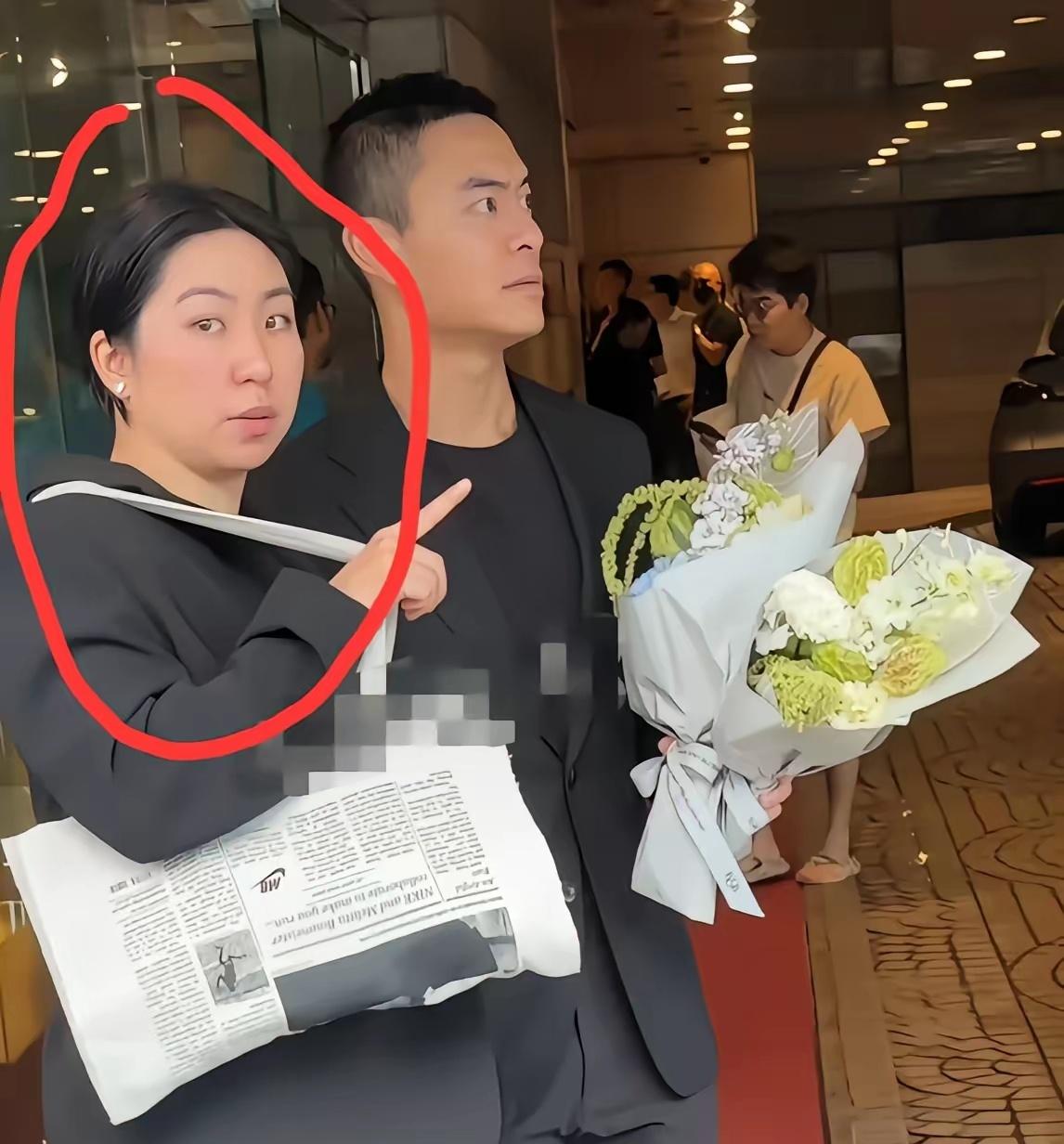 林青霞的大女儿邢爱林，罕见露面！她和一位帅气男子，一起出席了施南生的葬礼。​邢