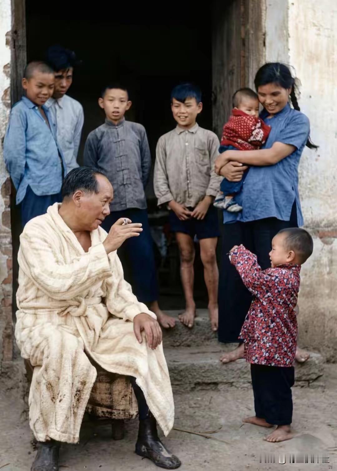 一张伟人回乡省亲时候的照片据查：这张照片是1967年毛主席游玩湘江上岸后在湖南