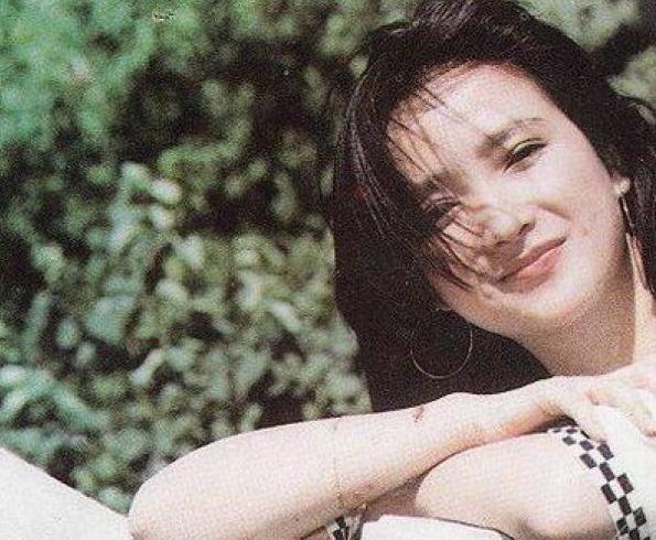 何晴长着一张精致秀气的脸，但腰身却配不上脸蛋。她的腰身实属壮实，与苗条无关。