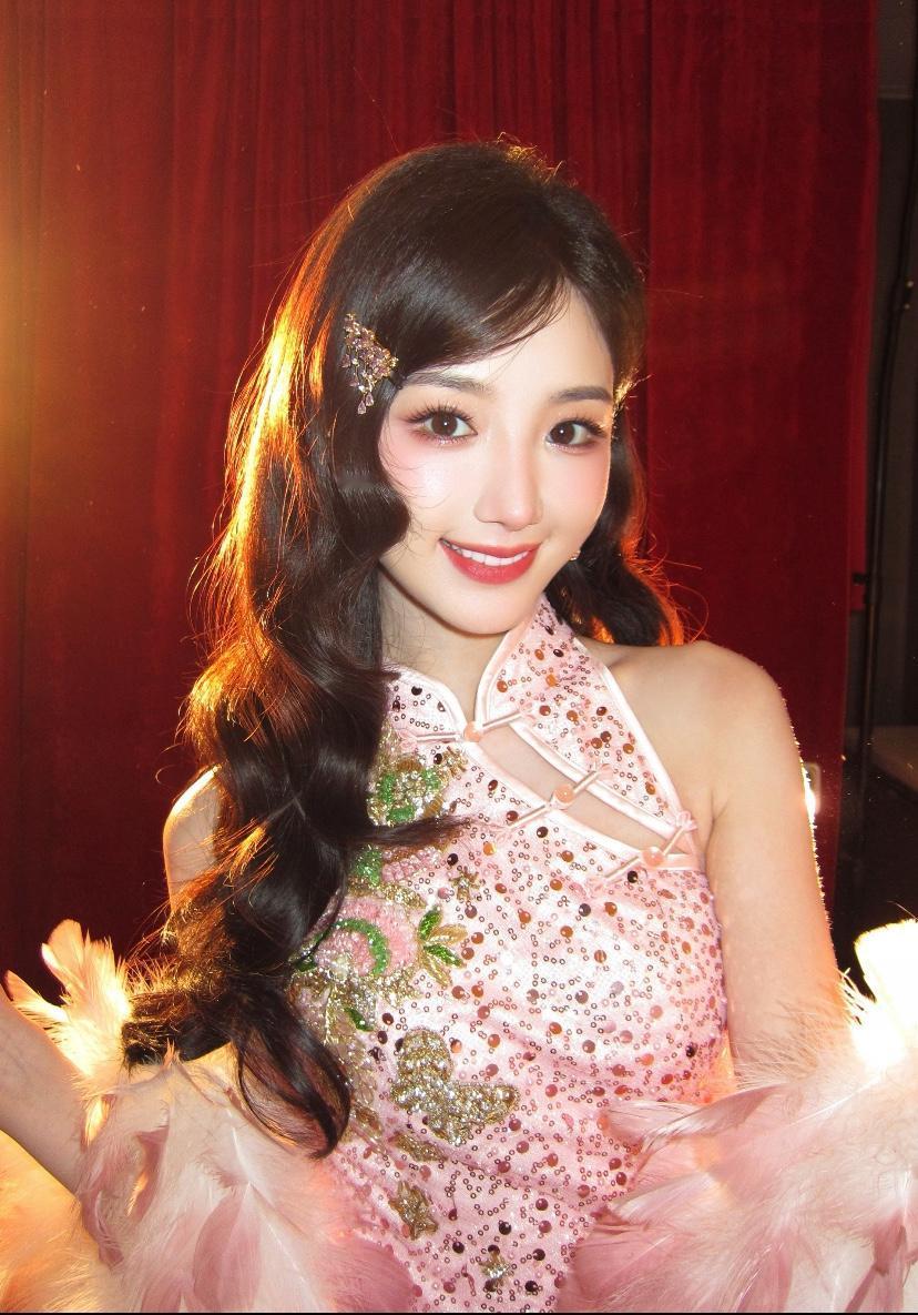 毛晓彤这是和金晨撞造型了吗同一个发型，金晨是咋看咋别扭，毛晓彤看着就顺眼多了