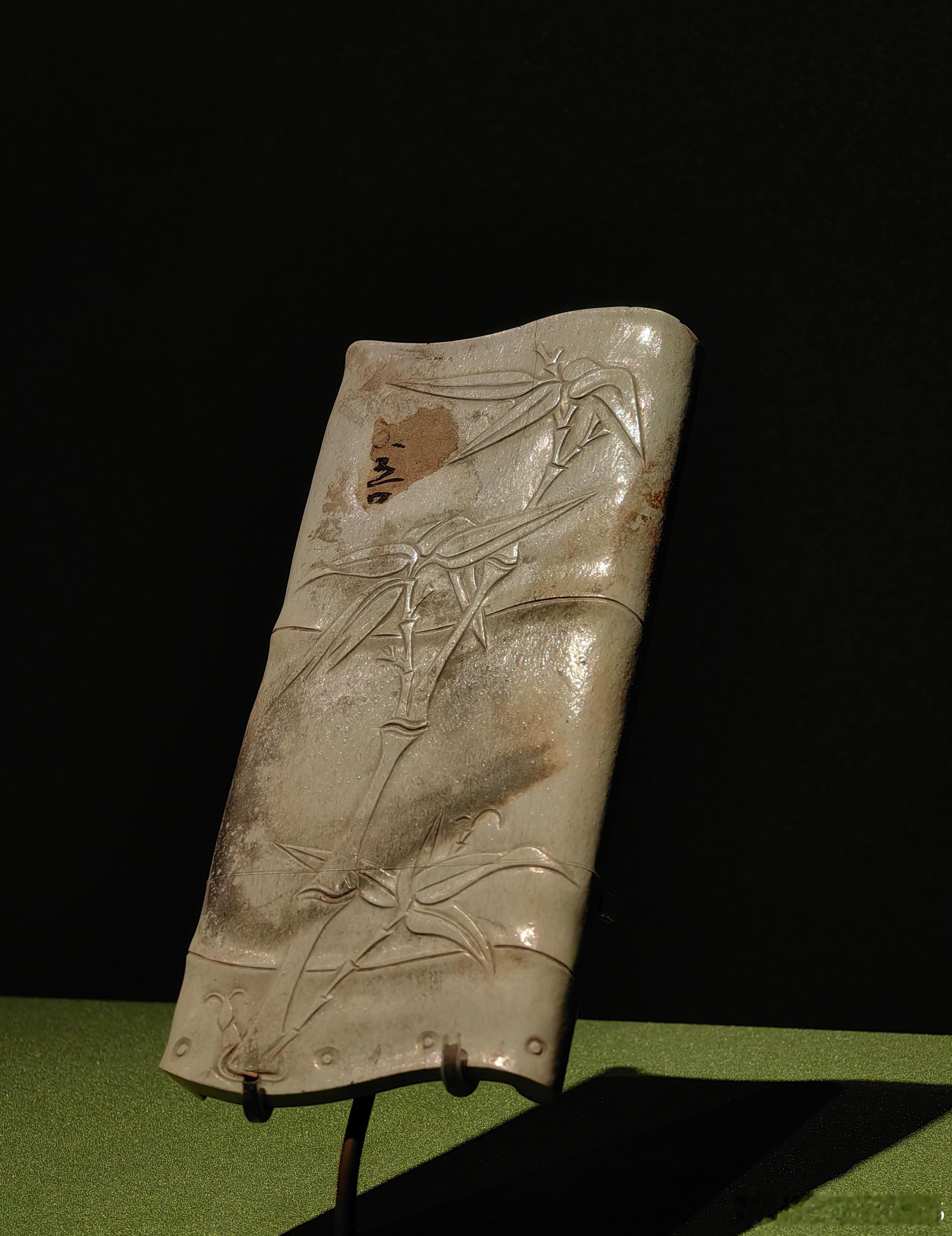 青玉竹节形臂搁清（公元1644-1911年）故宫博物院藏此玉曾经火烧并已完全变为