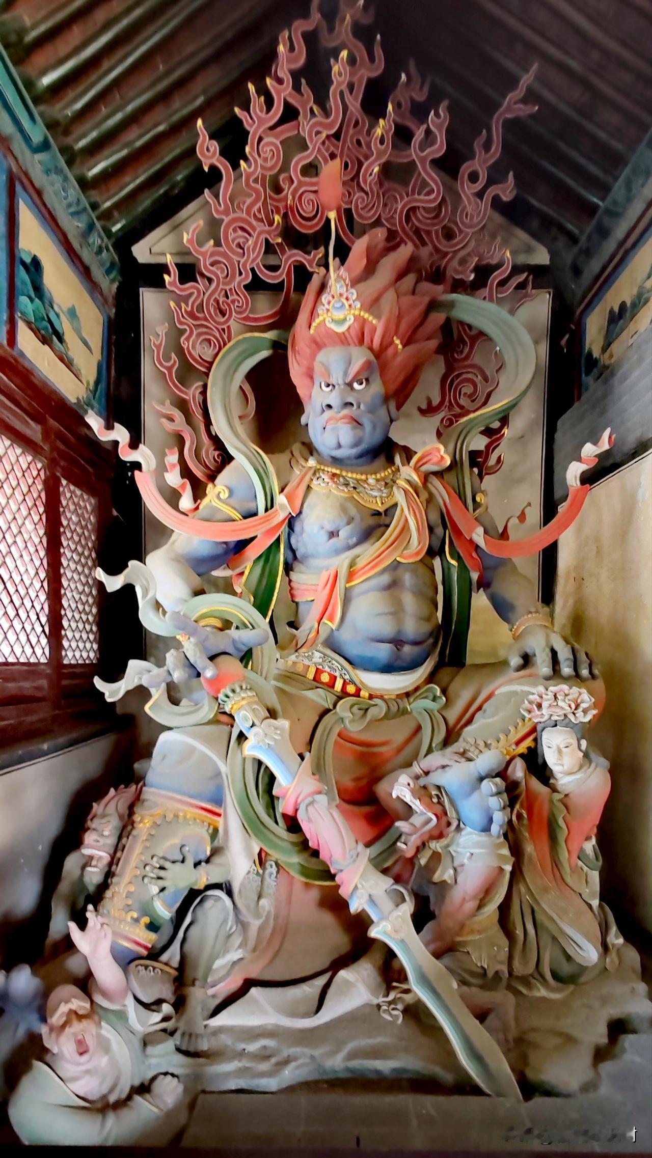 华严寺山门哼哈二将，很多人只敢匆匆一眼逛大同华严寺，大多直奔里面辽代彩塑，