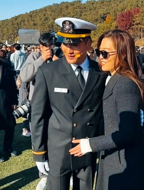 林世玲和儿子在一起是真开心啊！脸上的笑容藏都藏不住啊！这笑容一看就是发自内心