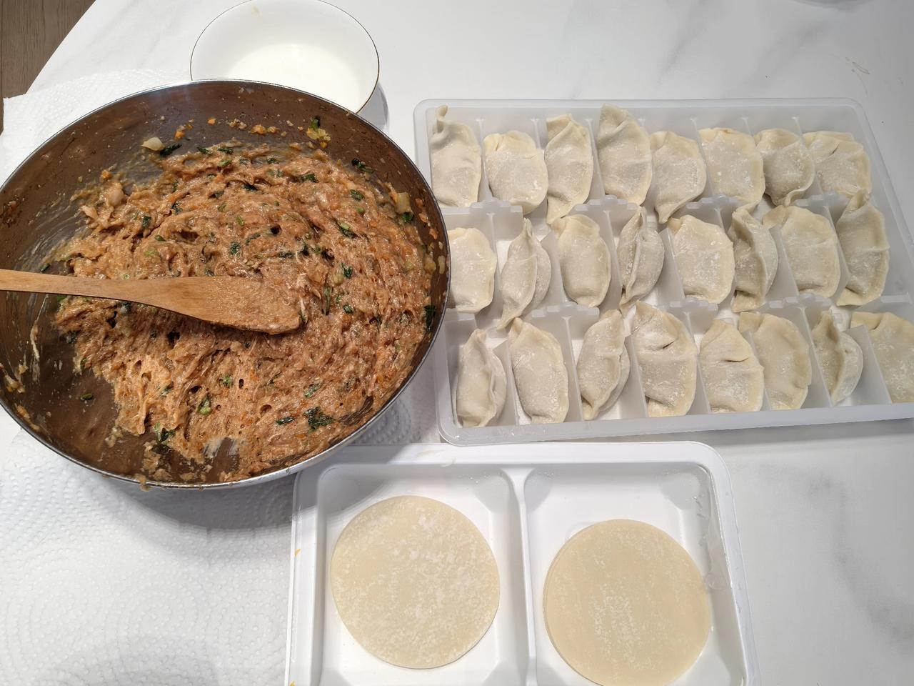 天气冷了，牛羊肉安排上吧。早上去买了点牛肉馅，家里有洋葱胡萝卜，就