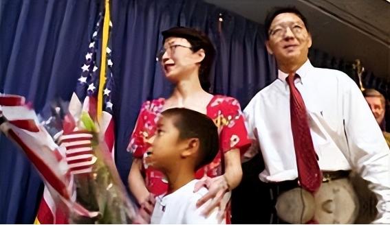她曾持美国绿卡带着丈夫和5岁儿子回国探亲，返程在北京首都机场准备离境时，被国家安