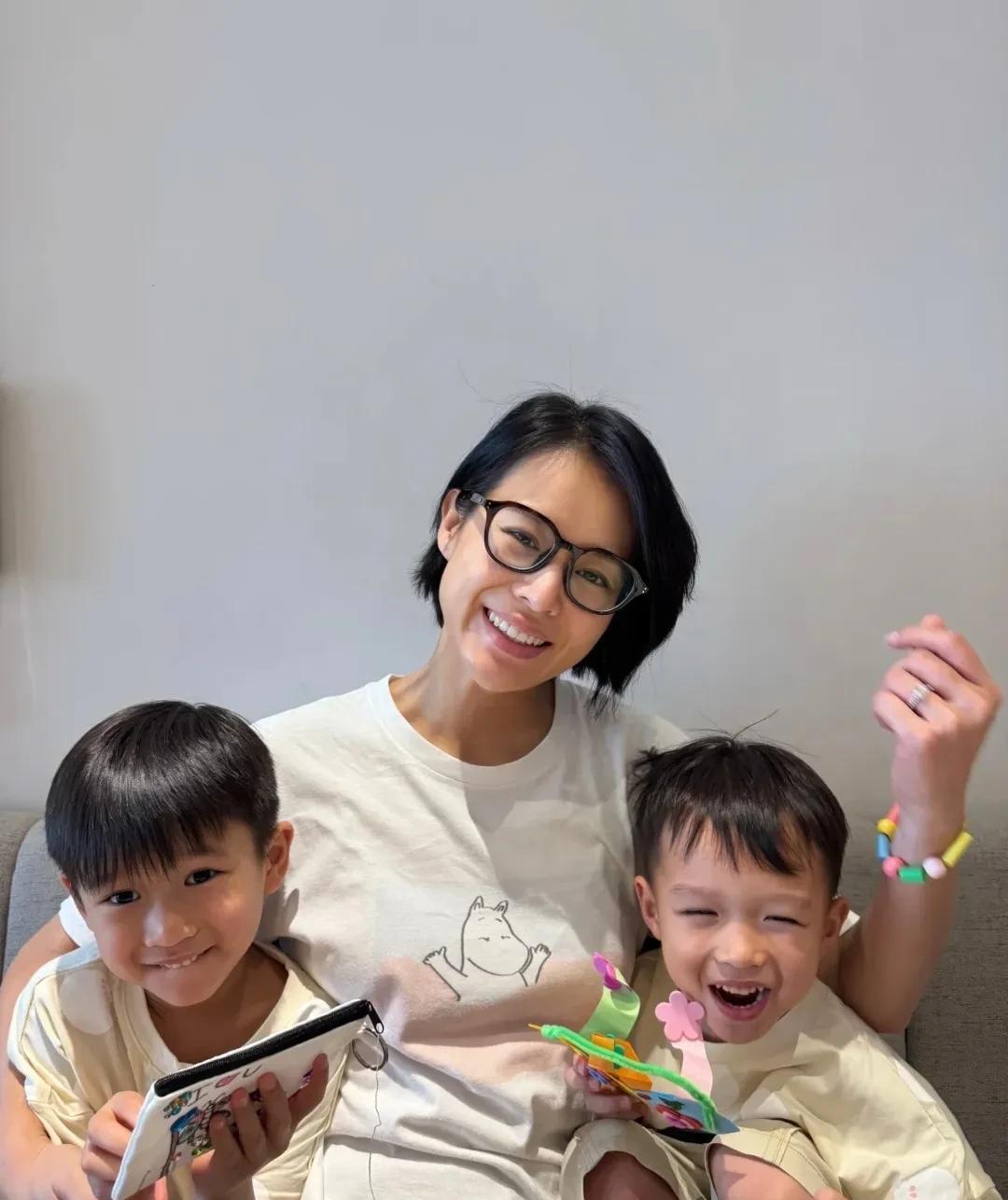 我终于理解为什么胡杏儿那么维护老公了，看看她的母亲节你就知道为啥了！胡杏儿晒
