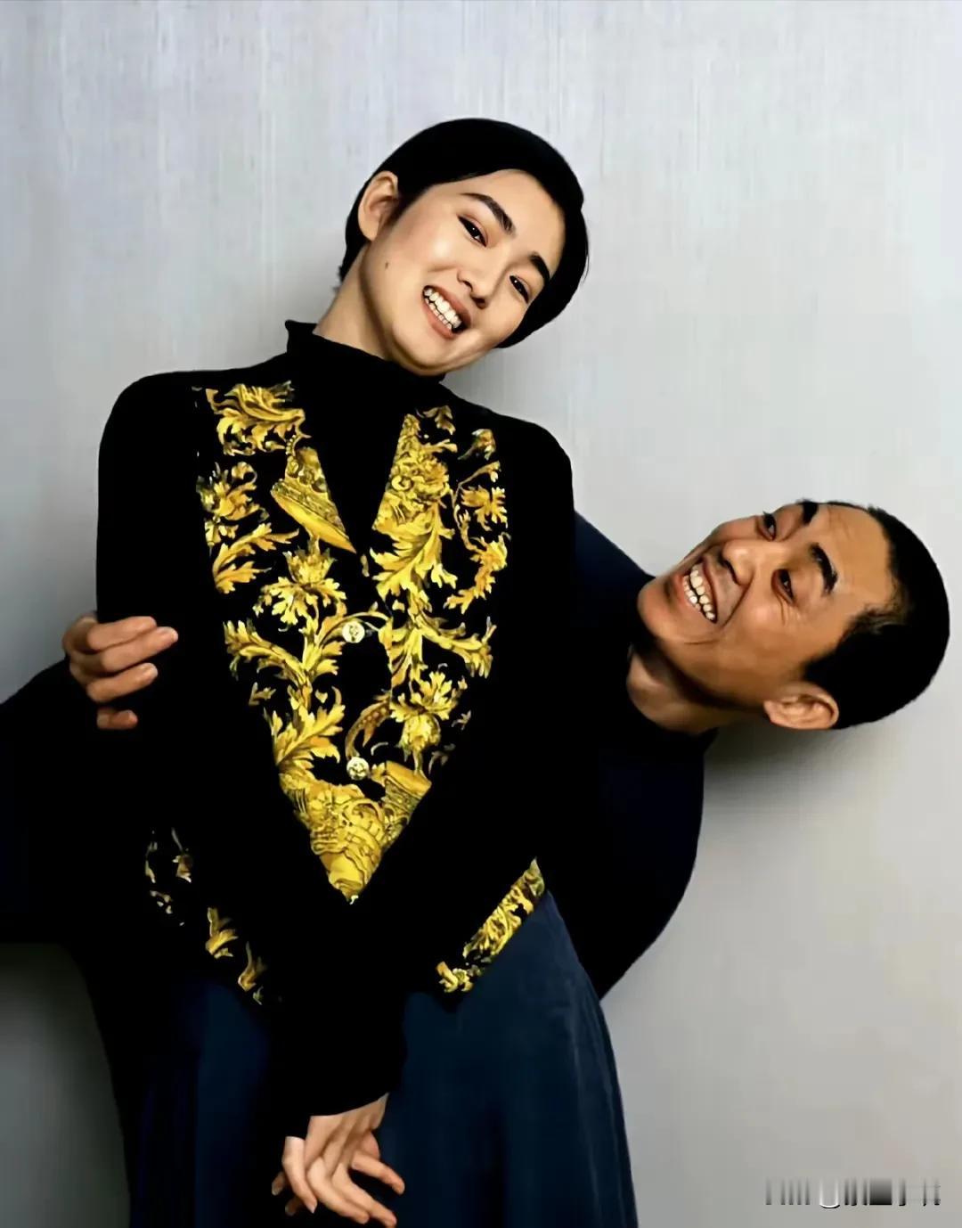这一刻，他们着实付出了真情！镜头下的他们笑容满面，眼中只有彼此，才子佳人的佳话于