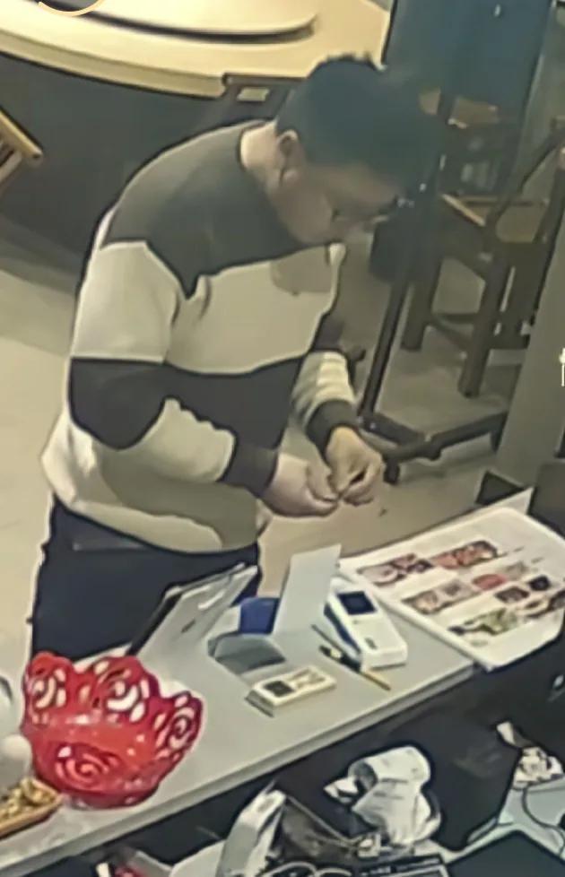 老板不在店顾客下厨，为何吃完还对着监控留钱示意？2026年1月30日傍晚，湖