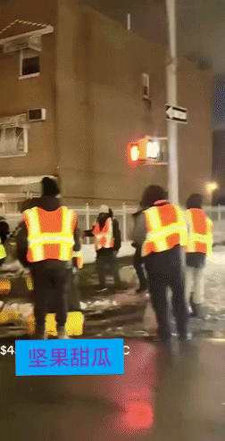 美国式磨洋工，纽约寒潮暴雪，街道积雪很厚，三哥市长马姆达尼(Mamdani)心