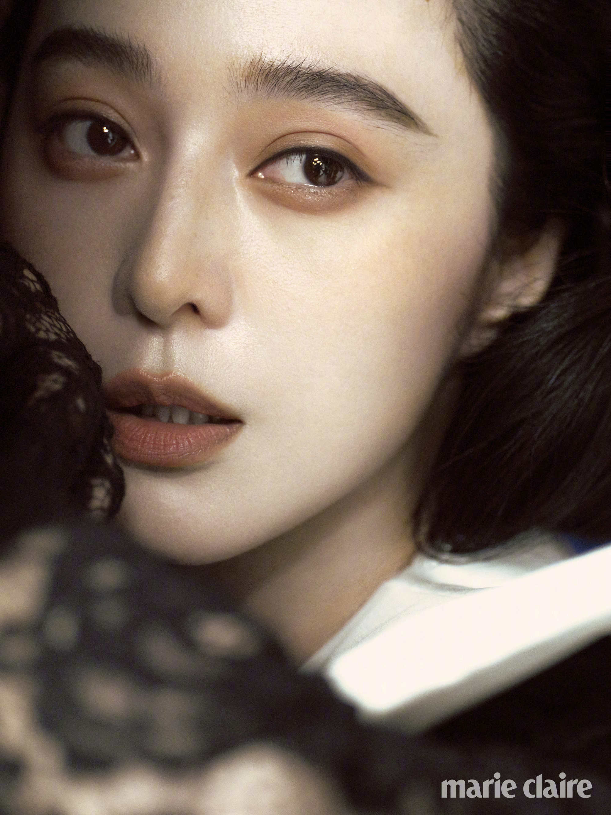 范冰冰携西班牙《MARIECLAIRE》封面踏秋而来！红纱漫卷间眼波流转，将东方