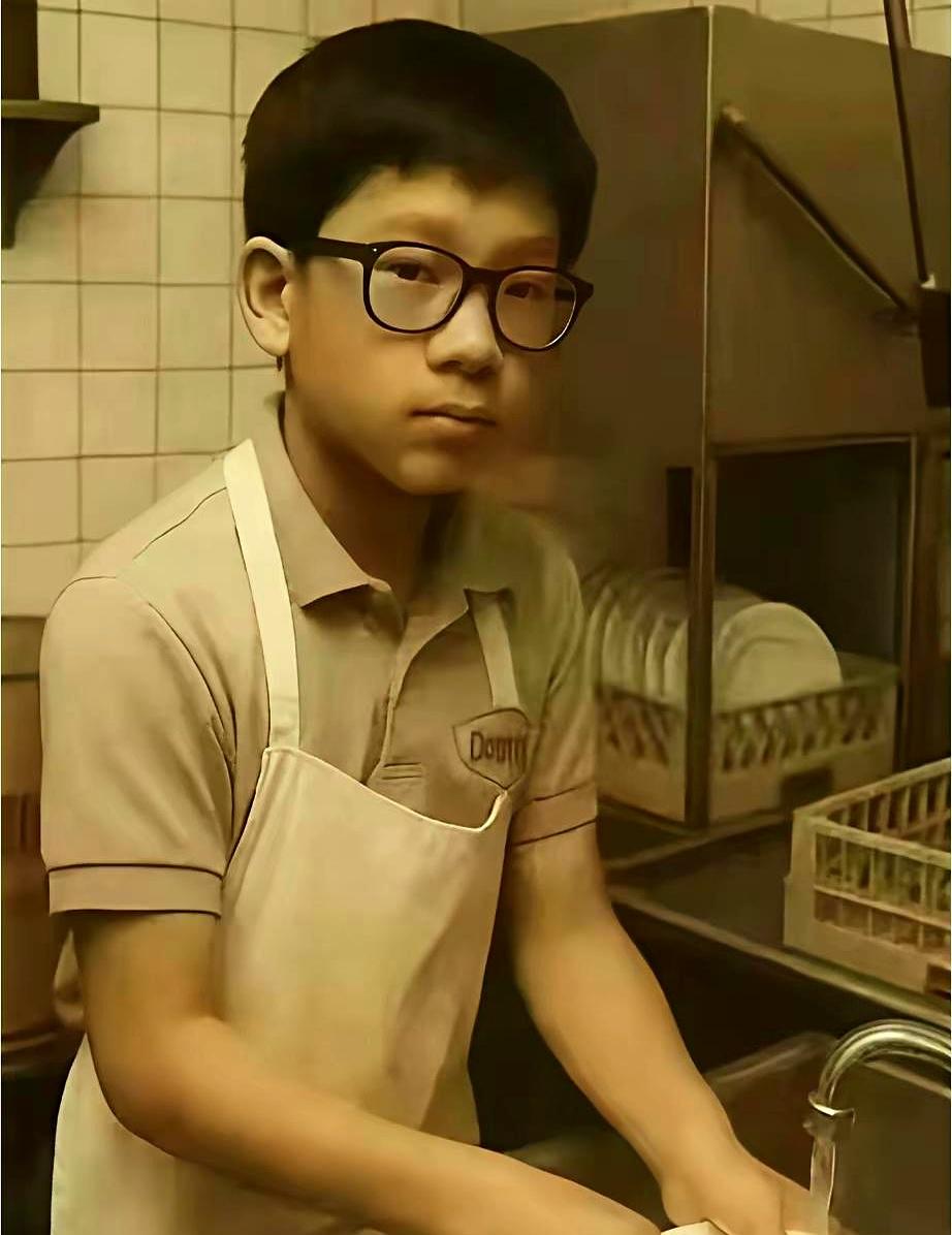 别看黄仁勋现在风光，15岁那会儿也就是个在厨房里刷盘子的普通少年。照片里的他戴