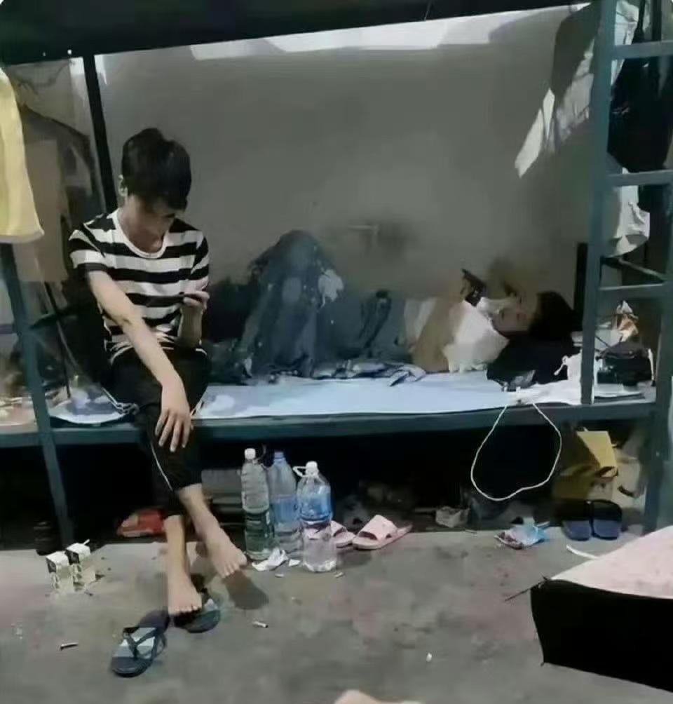怎么劝我舍友别老带男朋友过来了，很尴尬。