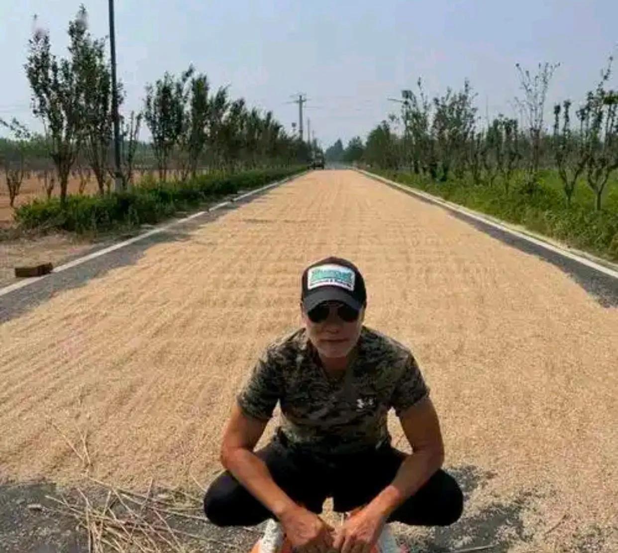 6月8日，70岁的任达华在社交平台分享于麦田中的照片，回复网友“我在老家山东”引
