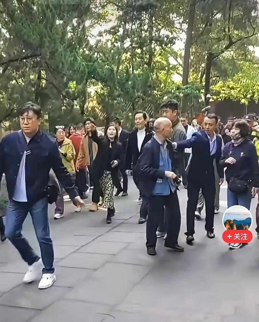 他演了一辈子领袖，自己却活成了群众最烦的那种人。镜头前鞠躬尽瘁，镜头后横着走，