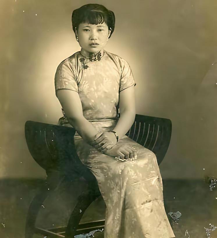 1961年，年轻貌美的马月兰，被迫嫁给了自己的亲伯父马步芳，谁知没过多久，色胆包