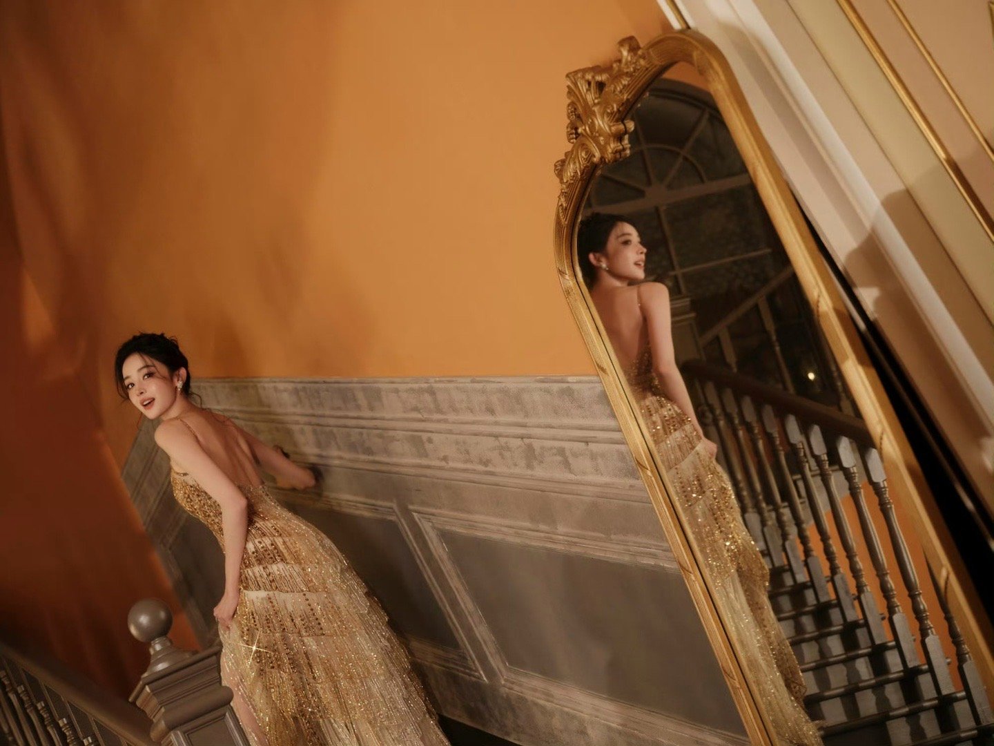 娜扎下车美到我词穷了娜扎今晚是金色女神降临吧！下车瞬间惊艳全场，礼服流光溢彩，