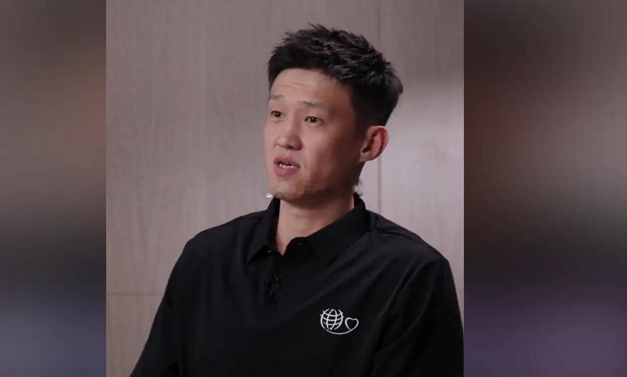 周鹏一步到位！据知名篮球媒体人江南城爆料，周鹏确定重返广东男篮，将会担任球队副总