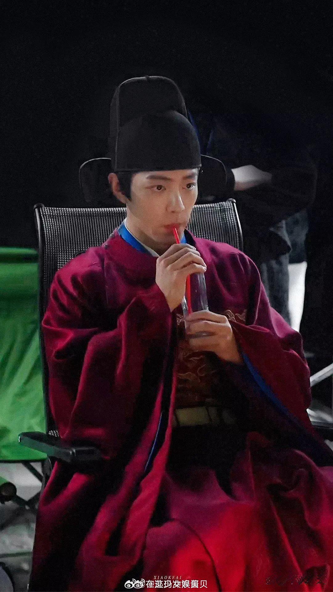 迷惑行为，肖战用瓶子喝水，为什么还要用吸管呢，直接喝不更省事吗？????