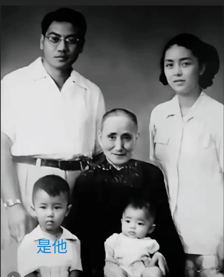 唐国强和奶奶、爸爸妈妈、弟弟的合影，真是高颜值一家人，而且还是知识分子家庭。唐国