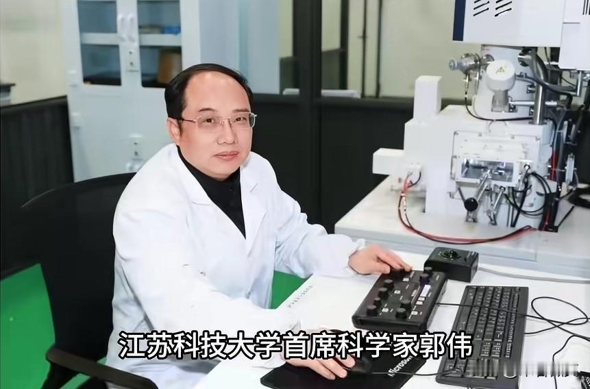 很难想象，郭伟只有高中文凭，却可以当上江苏科技大学的博士生导师，他在给博士们上课