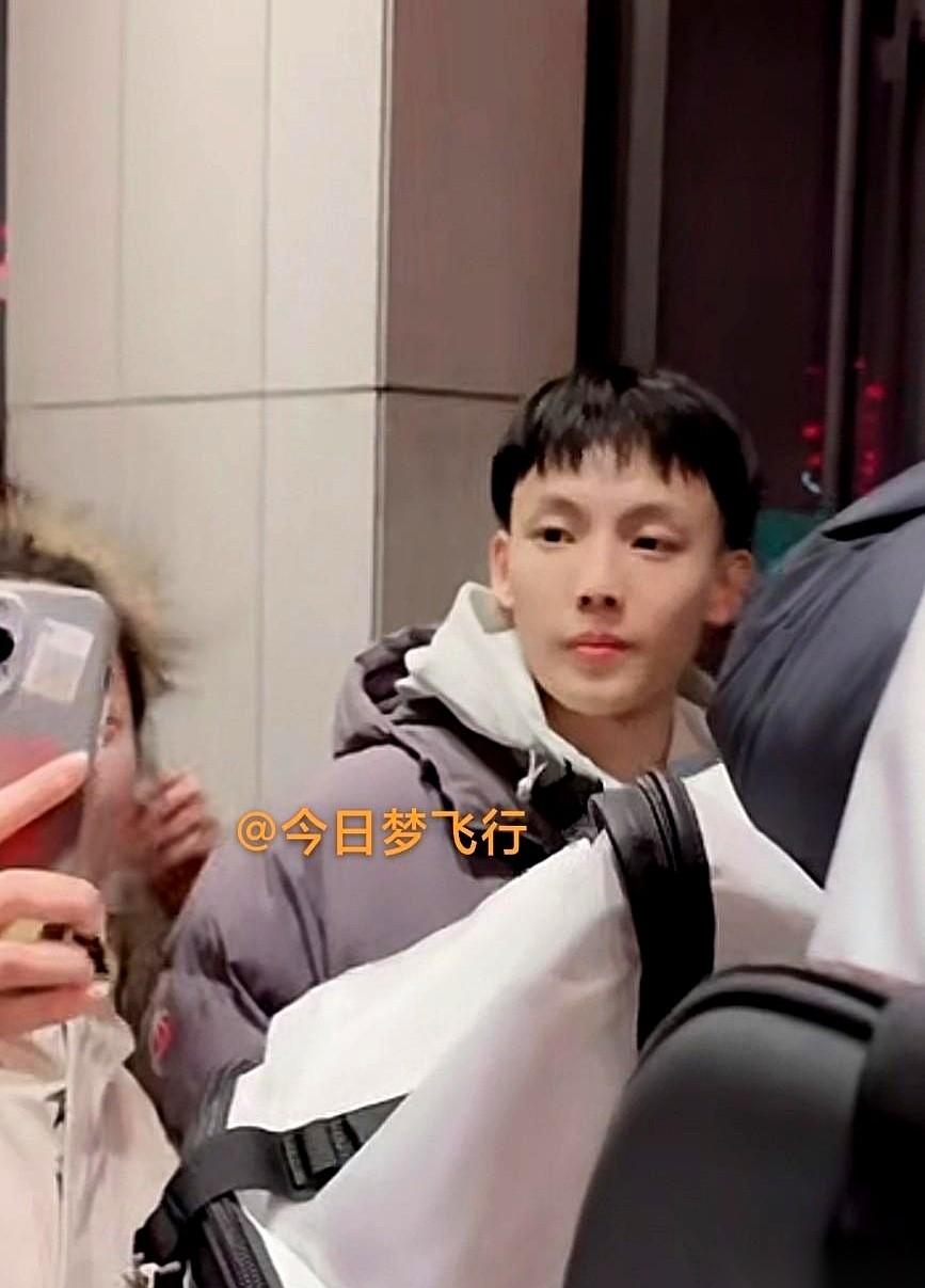 广东队客场大胜21分，但赛后晚上十点的酒店大堂，才是真正的主场。人挤得水泄不通