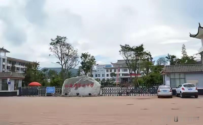 心寒破防！云南高三教师被逼坠楼，老实人的绝望，真的太戳心！4月24日下午，云南楚