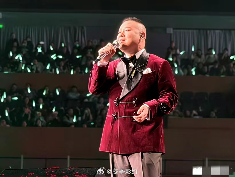 近日曹可凡看相声演员岳云鹏上海演唱会，并发文对岳云鹏在演唱会中的表现予以高度赞美