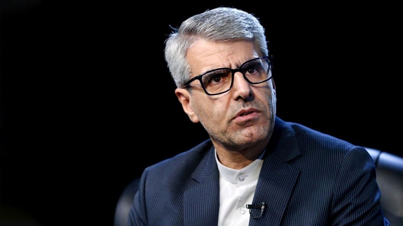 新闻快讯——外交部发言人：伊朗正遭到两个核武政权的无端侵略行为。消息来源——德