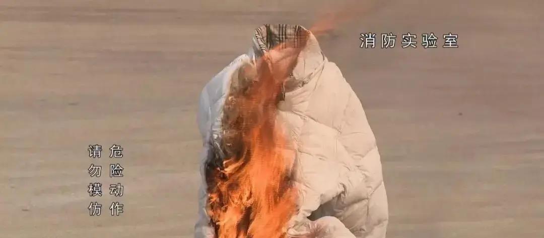 最近，多地接连发生羽绒服清洗时爆炸伤人的事，一位女士脸部被炸得鲜血直流，洗衣机门