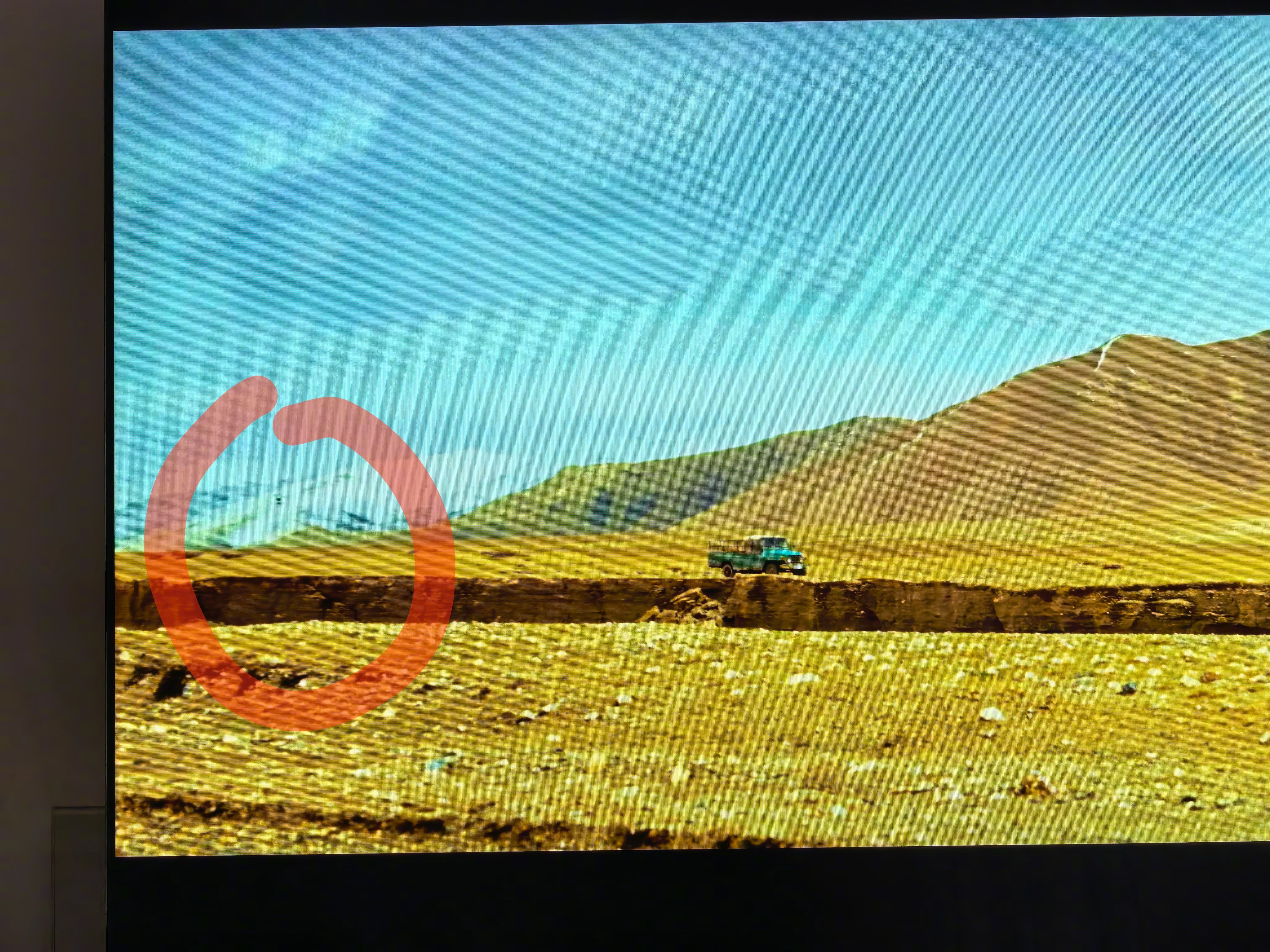 看《生命树》连续剧，讲盗猎的，看到个镜头穿帮：212皮卡后面跟了个悟3无人机天天