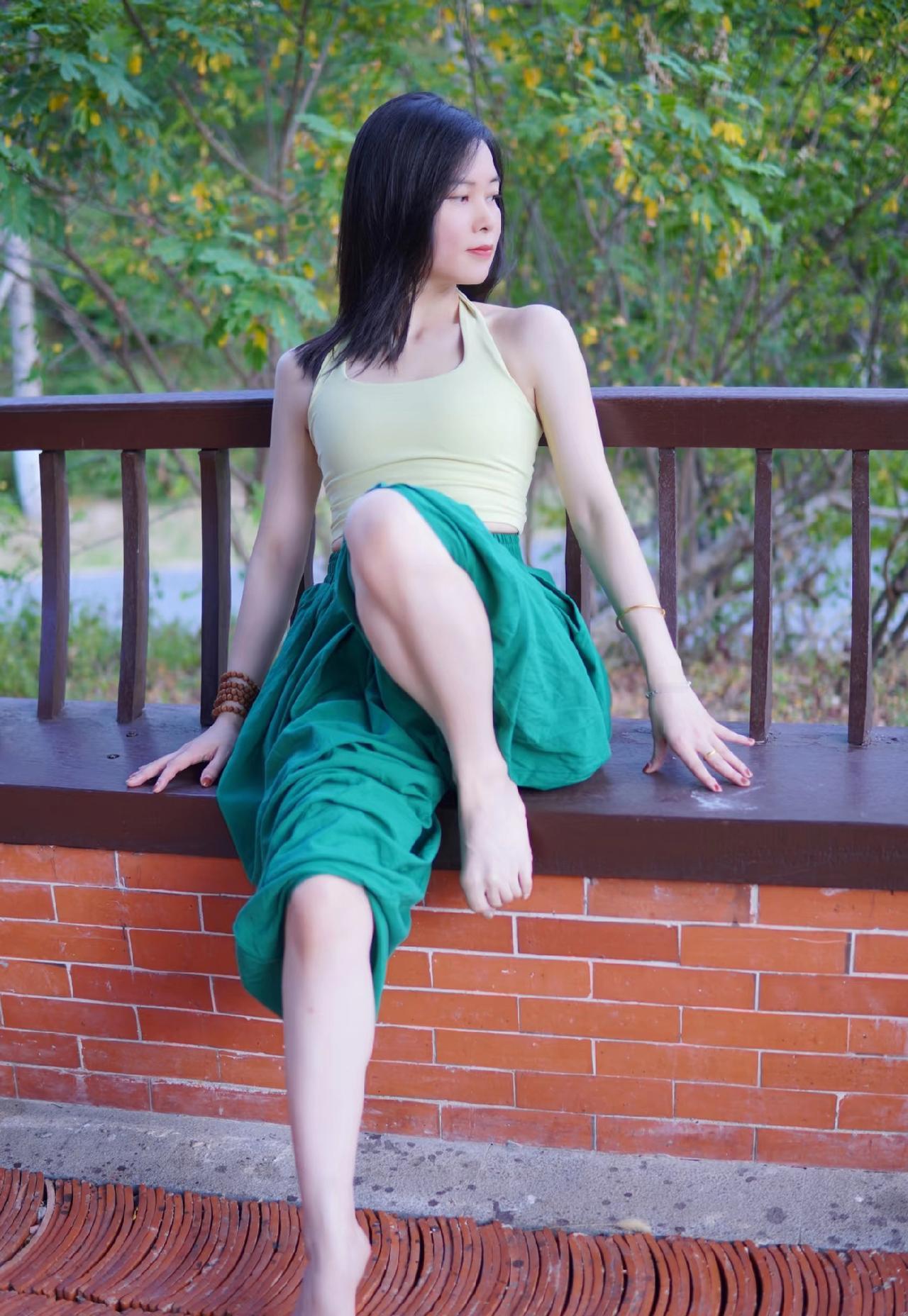 清晨的风带着草木清香，我带着瑜伽垫走向户外，在自然里开启温柔又有力量的日常。不必