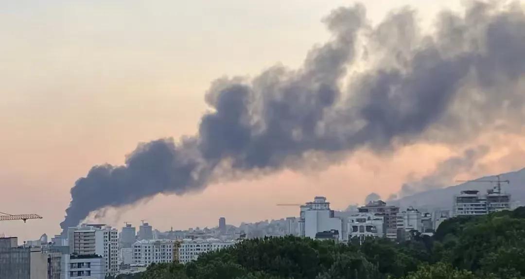 伊朗彻底怒了！美军炸核设施的账还没算完，德黑兰转头就把以色列变成了“活靶子”。那