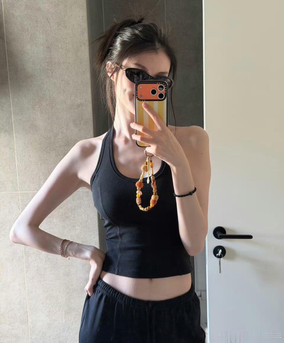何穗肚子妊娠纹有人发现了何穗肚子上的妊娠纹，当妈妈真不容易！何穗妊娠纹