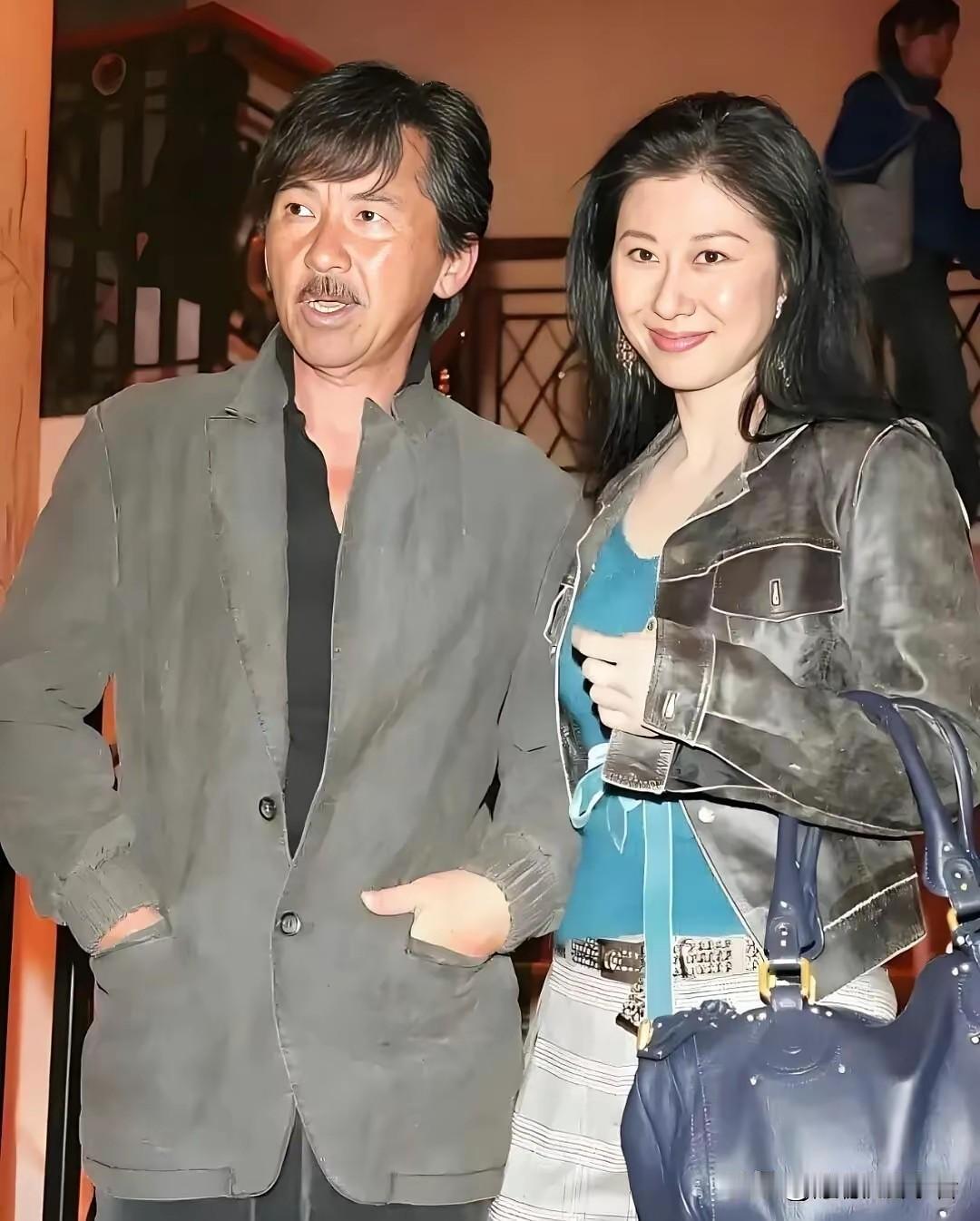 林子祥看上去脏兮兮的，像个小老头子，根本就配不上叶倩文，只能说叶倩文命不好！