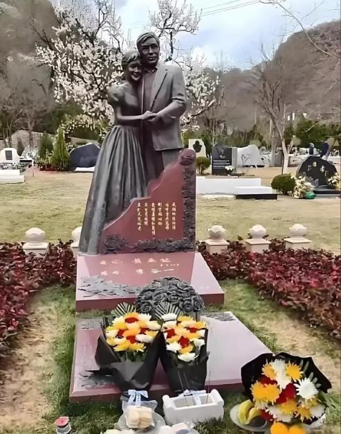 这就是李谷一女士与已故丈夫萧卓能的夫妻合葬墓。让人不解的是，李谷一如今仍然健在，