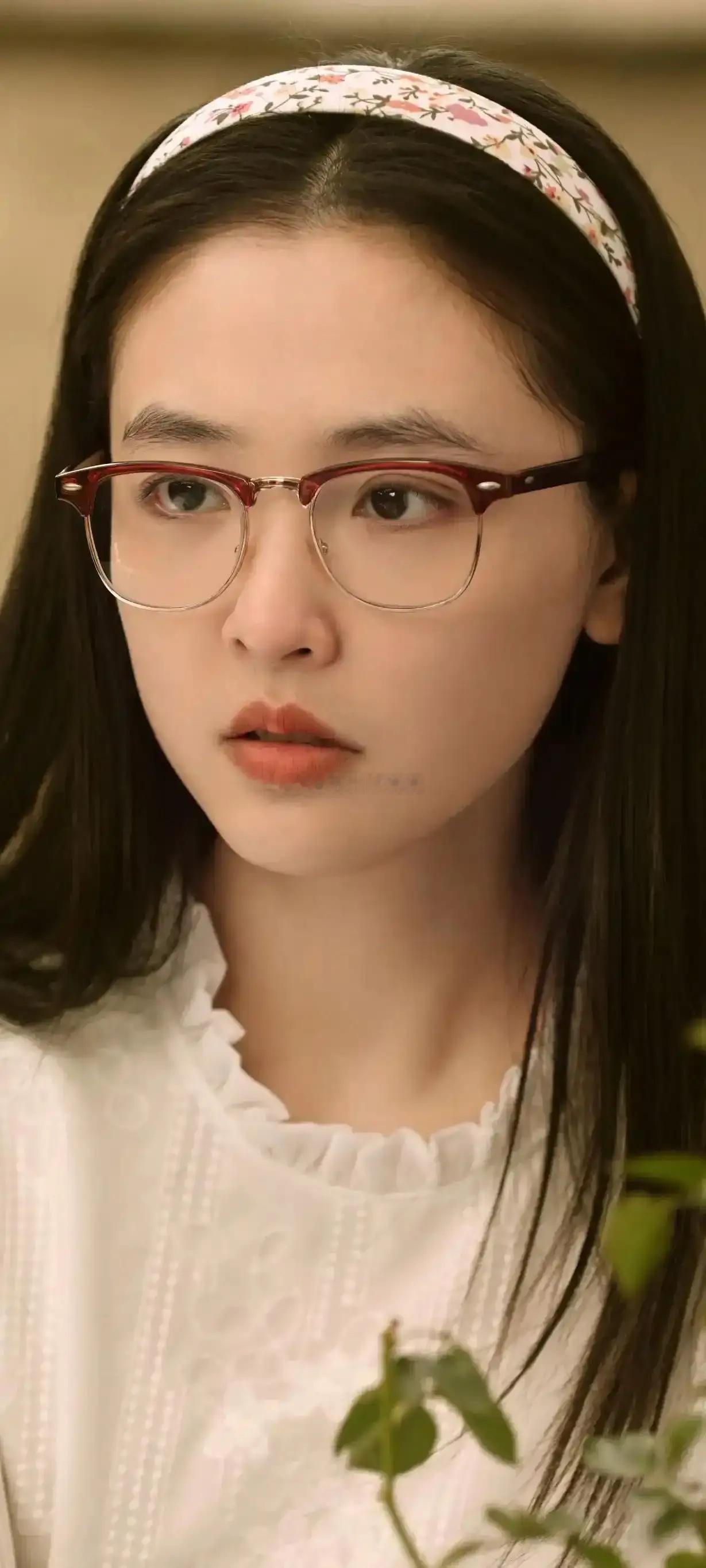 我朋友是做软件开发的，他看了女演员吴倩的采访后，不由露出微笑，接着做了一个手势，