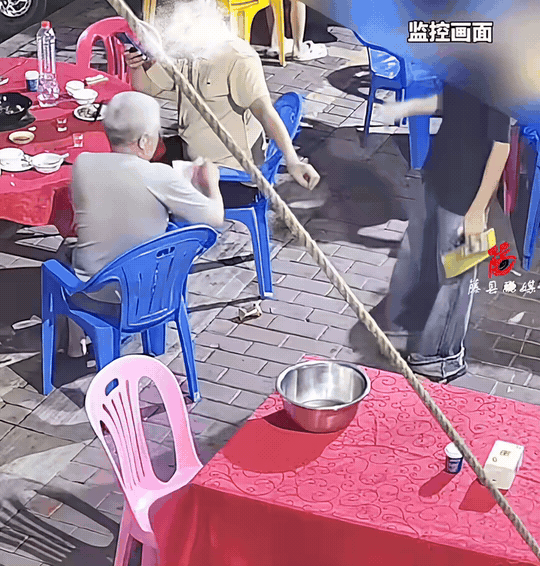 万万没想到。广东，顾客吃完饭结账，把钱扔在了地上，服务员弯腰把钱捡起回屋，本以为