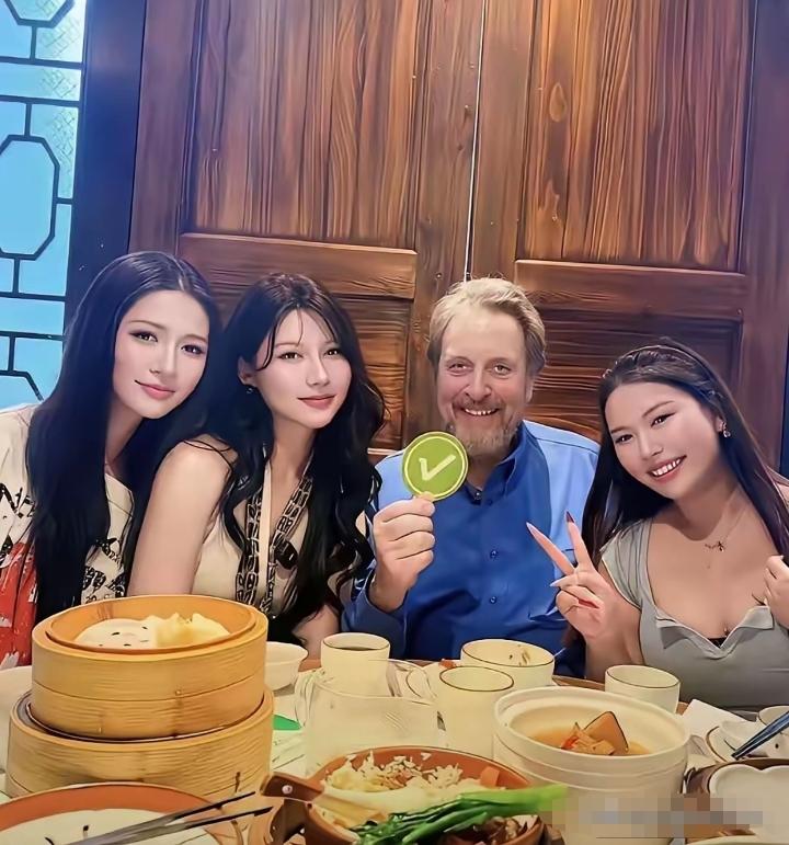 你们有没有发觉，马斯克一家人都很喜欢来中国游玩，他的妈妈长期居住在上海。没想到他