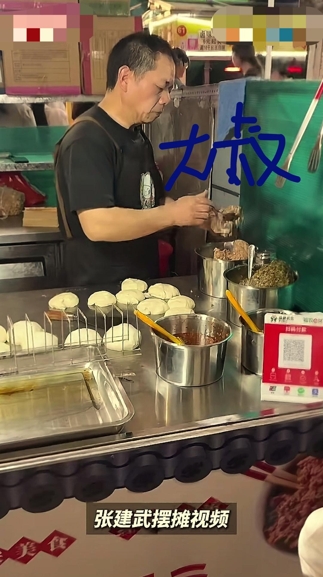 “看哭了！”福建，一校门口摆摊大叔不幸患癌，无奈转让摊位。大叔刚回去治病，一整条