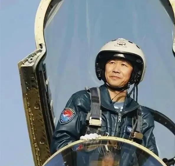 1987年，飞行员徐勇凌驾驶一架歼6战斗机，听错口令，撞上长机，坠毁在云南的深山