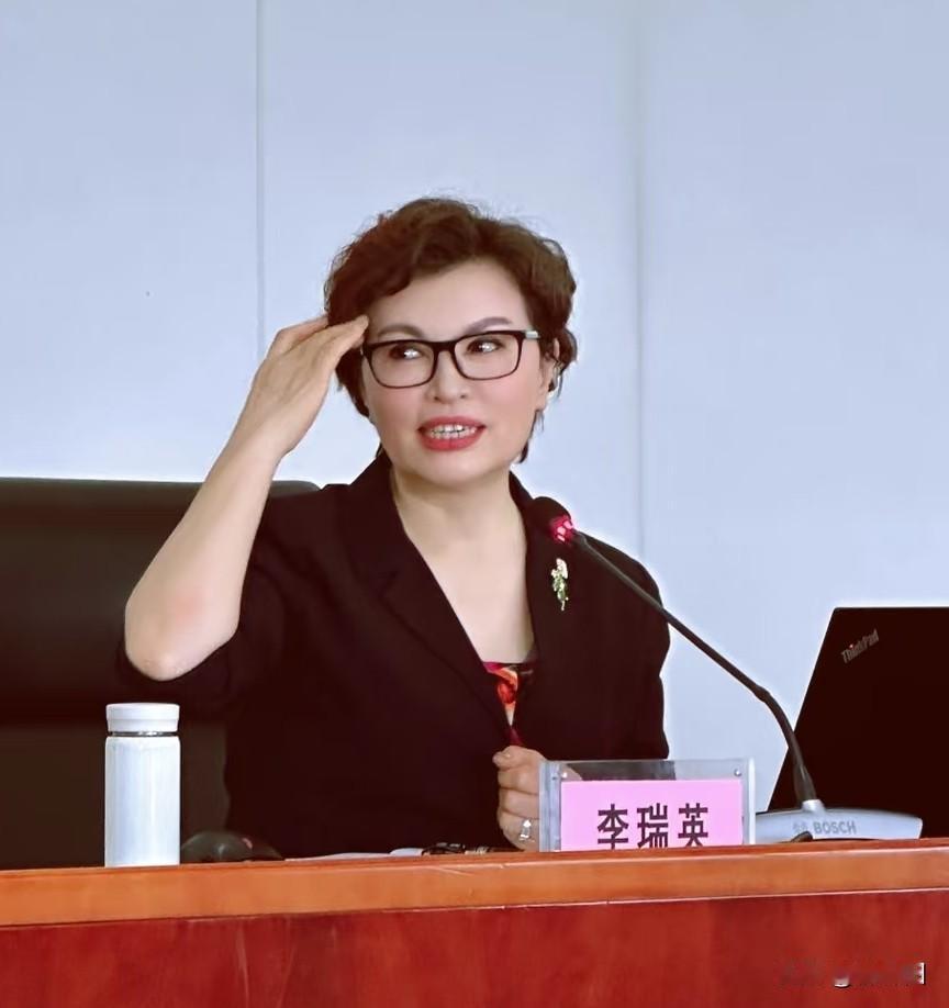 64岁李瑞英近照曝光，花甲之年的她依然保持着优雅气质和良好状态‌。也许这正是岁月