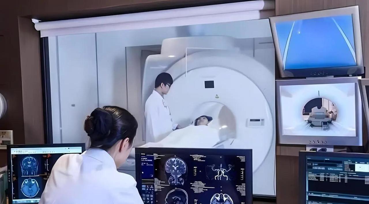 深夜的医院影像科总能听见奇怪的嗡鸣，那是价值数千万的核磁共振机在低声运转。这